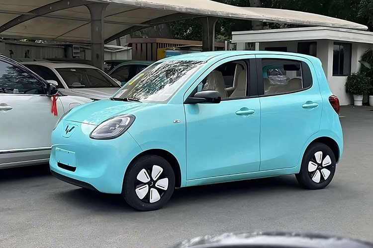 Bên ngoài Wuling Hongguang Mini EV 2025 mới có màu xanh lam, xanh lá cây và cà phê. Để tạo hiệu ứng thay đổi màu sắc, quy trình phủ 7 lớp được sử dụng.