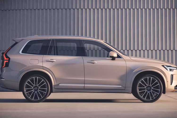 Phát biểu với tạp chí Auto Express của Anh, Volvo cho biết hãng sẽ tiếp tục nâng cấp mẫu xe XC90 miễn là khi khách hàng vẫn còn nhu cầu. Mẫu SUV chạy bằng xăng cỡ lớn của thương hiệu này sẽ tròn 10 tuổi vào năm tới sau một lần nâng cấp vào năm 2019 và một lần cập nhật khác vào tháng 9 năm ngoái.