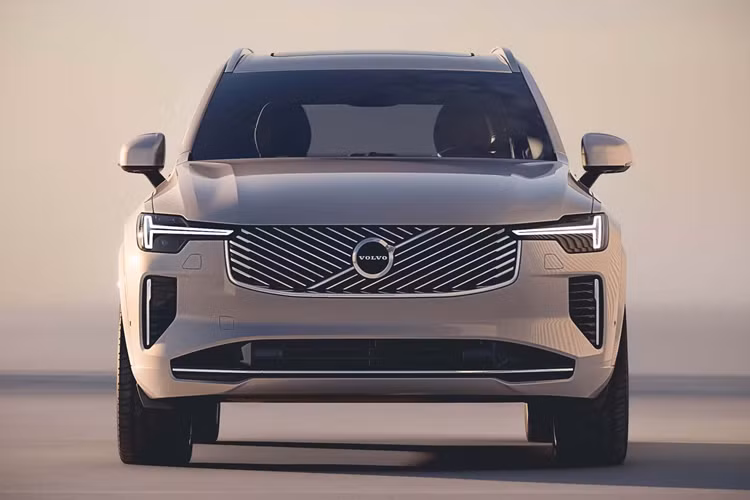 Volvo cho biết hãng sẽ tiếp tục cập nhật dòng xe sang này, nhưng có thể sẽ là bản nâng cấp thứ ba thay vì một chiếc xe hoàn toàn mới. Xem xét mục tiêu mới nhất là xe hybrid cắm điện và xe điện sẽ chiếm 90-100% tổng số xe được giao vào năm 2030 thì việc đầu tư lớn vào một chiếc SUV Volvo XC90 chạy bằng xăng có vẻ không khả thi.