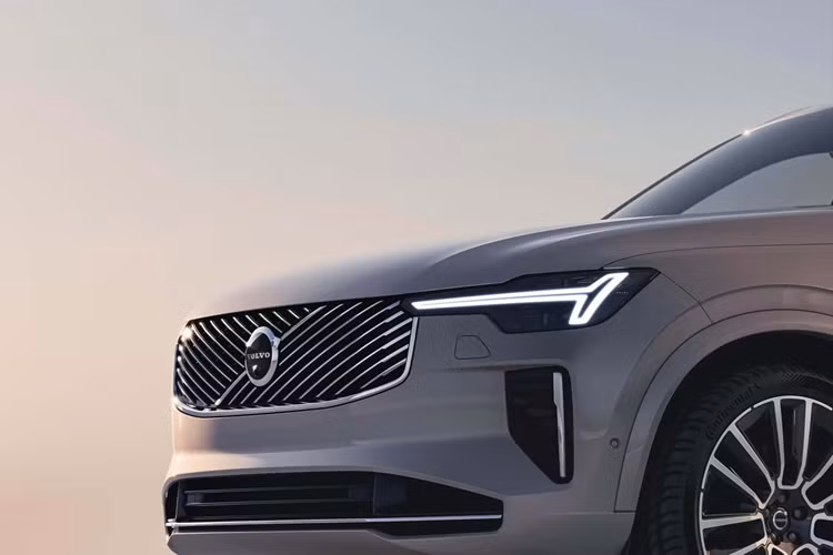 Mặc dù đã có tuổi đời cao hơn, XC90 vẫn là sản phẩm bán chạy thứ ba của công ty sau XC60 và XC40 rẻ hơn và nhỏ hơn. Theo một phát ngôn viên của công ty được Auto Express trích dẫn, XC90 sẽ không làm giảm doanh số của EX90 vì hai mẫu SUV này thu hút những đối tượng khách hàng khác nhau.