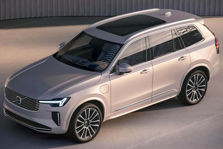 Được công bố vào tháng 3/2021, chiến lược đầy tham vọng này kêu gọi chấm dứt sản xuất ôtô sử dụng động cơ đốt trong vào năm 2030. Tuy nhiên vài tháng trước, thương hiệu thuộc sở hữu của Geely đã điều chỉnh lại mục tiêu của mình bằng cách tuyên bố rằng ôtô sử dụng động cơ đốt trong sẽ tiếp tục hoạt động và mẫu xe SUV XC90 sẽ tiếp tục sản xuất.