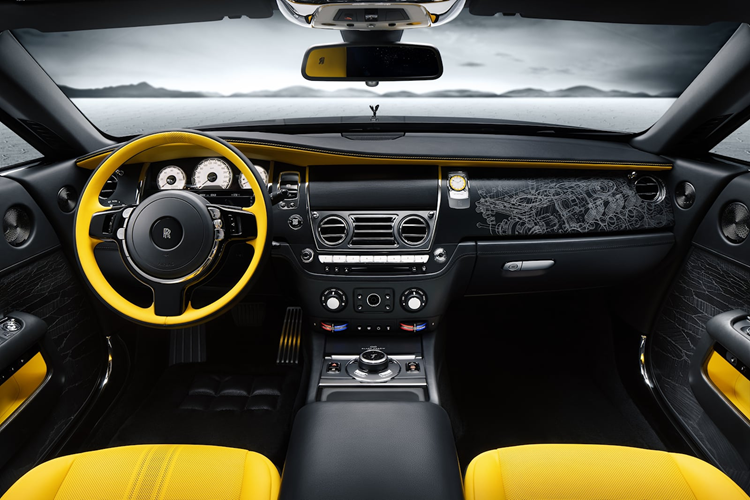 Ngoại thất của xe siêu sang Rolls-Royce Wraith sẽ do 2 người đến từ Ukraine điều khiển có ngoại thất đen nhám, chưa hết, phần chóa đèn pha đã được dán màu vàng, cũng như độ thêm 2 bóng đèn LED màu vàng ở cản trước mang đến sự mới lạ.