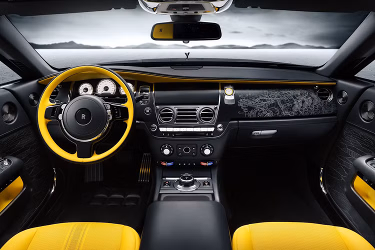 Ngoại thất của xe siêu sang Rolls-Royce Wraith sẽ do 2 người đến từ Ukraine điều khiển có ngoại thất đen nhám, chưa hết, phần chóa đèn pha đã được dán màu vàng, cũng như độ thêm 2 bóng đèn LED màu vàng ở cản trước mang đến sự mới lạ.