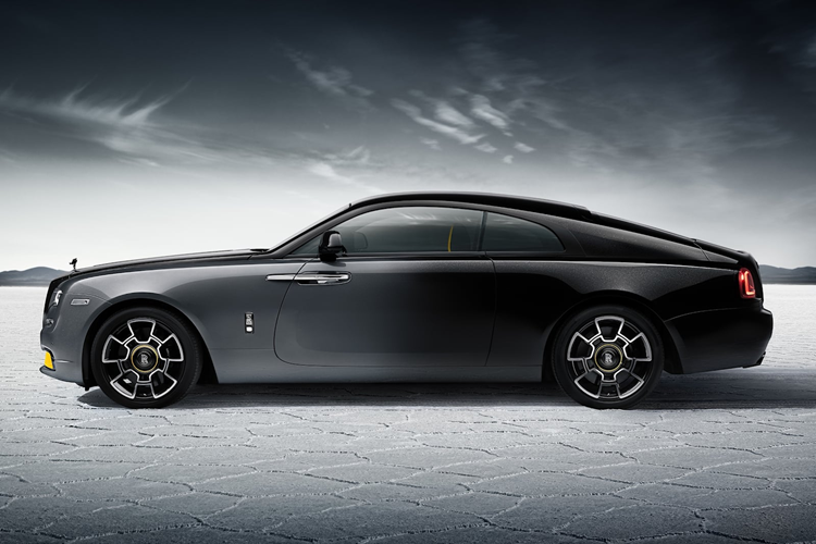 Động cơ trên Rolls-Royce Wraith kết hợp với hộp số tự động ZF 8 cấp, nhờ đó, chiếc coupe siêu sang chỉ mất khoảng 4,6 giây để có thể tăng tốc lên 100 km/h từ vị trí xuất phát trước khi đạt tốc độ tối đa 250 km/h.