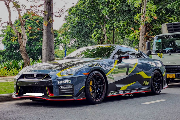  Nissan GT-R Nismo Special Edition đặc biệt phiên bản hiệu suất cao này có giá khởi điểm từ 220.000 USD (khoảng 5,59 tỷ đồng) tại nước ngoài và dự kiến giá sau thuế ở Việt Nam là trên 15 tỷ đồng. Phiên bản này cũng chỉ được sản xuất giới hạn 300 chiếc trên thế giới.