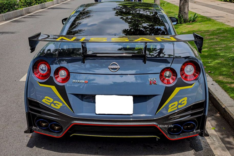 Phía đuôi xe gây ấn tượng với cụm đèn hậu hình oval, cản sau làm bằng sợi carbon, đi cùng hệ thống ống xả kép đặt đối xứng do Fujitsubo sản xuất, mang đến trải nghiệm âm thanh mạnh mẽ, uy lực hơn.