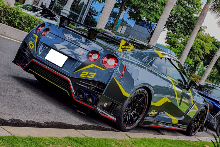 Nissan GT-R Nismo cũng có nhiều chi tiết được làm từ chất liệu carbon như cản trước/sau, hốc gió vòm bánh xe, mui xe, nắp capô, cánh lướt gió phía trước và sau, vỏ gương hay cả ốp sườn thể thao bên hông.