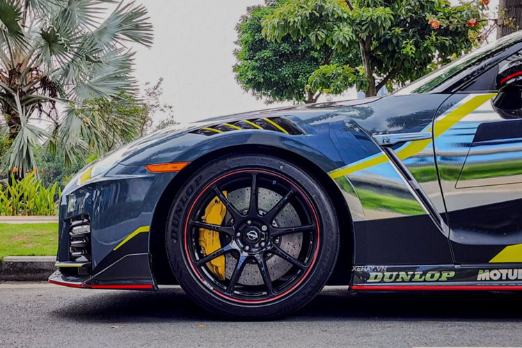 Việc này góp phần làm giảm trọng lượng của Nissan GT-R Nismo xuống còn 1.814 kg, giảm 30 kg so với phiên bản cũ. Ở phiên bản đặc biệt, “siêu xe đường phố” này cũng được tinh chỉnh lại hệ thống treo, giúp ổn định khi vào cua và đáp ứng tốc độ cao tốt hơn.