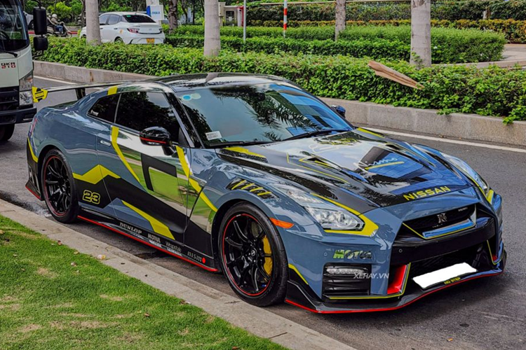 Nguyên bản chiếc Nissan GT-R Nismo tại Việt Nam sở hữu ngoại thất màu xám xanh có tên Stealth Grey, nhưng giờ đây xe lại được dán khá nhiều decal trang trí xung quanh.