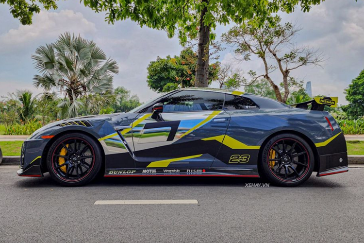 Phần đầu xe nổi bật nhờ bộ chia gió cản trước góc cạnh, đi kèm líp cản trước kéo dài sang hai bên. Hốc gió và viền líp trước tạo điểm nhấn bằng màu đỏ nổi bật. Viền màu đỏ này cũng xuất hiện ở nhiều nơi trên ngoại thất xe.