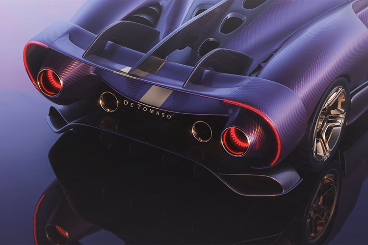 Khi De Tomaso lần đầu tiên công bố P900 vào cuối năm 2022, hãng cho biết khách hàng sẽ có thể tùy chọn cấu hình xe với khối động cơ V12 6.2 lít do công ty Capricorn của Đức chế tạo hoặc động cơ V10 từ chiếc xe Công thức 1 Benetton B197 đời 1997.