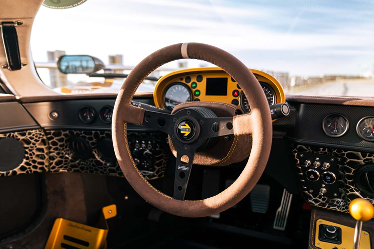 Thật đáng kinh ngạc, Glickenhaus tuyên bố “004S là mẫu siêu xe hiện đại đầu tiên vượt qua các bài kiểm tra va chạm an toàn của NHTSA mà không cần bất kỳ túi khí nào.” Các tùy chọn bao gồm Giảm xóc Bilstein có thể điều chỉnh ba chiều, hệ thống chữa cháy và nhiều hơn nữa.