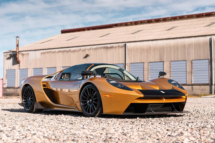 Hai mẫu xe này sử dụng cùng một động cơ V8 tăng áp 6.2 lít tạo ra công suất 650 mã lực, kết hợp với hộp số sàn sáu cấp. Xe có cấu hình ba chỗ ngồi với ghế ngồi dành cho người lái ở giữa.