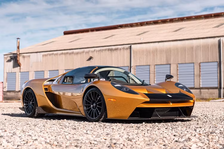 Hai mẫu xe này sử dụng cùng một động cơ V8 tăng áp 6.2 lít tạo ra công suất 650 mã lực, kết hợp với hộp số sàn sáu cấp. Xe có cấu hình ba chỗ ngồi với ghế ngồi dành cho người lái ở giữa.