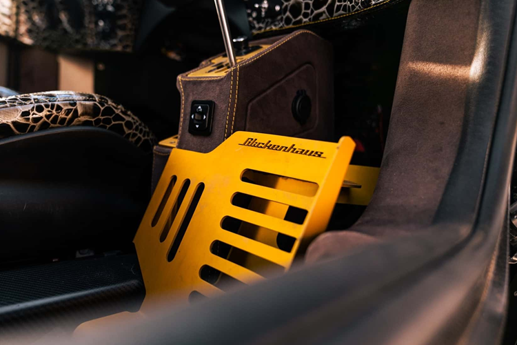 004CS nổi bật với các nâng cấp hiệu suất so với 004S. Xe có thiết kế mang tính khí động học mạnh mẽ hơn, phanh lớn hơn và bánh xe khóa trung tâm được bọc trong lốp Michelin Pilot Sport Cup 2.