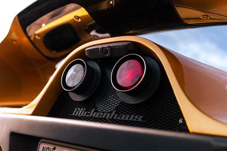 Hệ thống nâng hệ thống treo trước là tiêu chuẩn trên phiên bản cao cấp hơn cùng với các thiết bị tùy chọn khác có sẵn trên 004S.