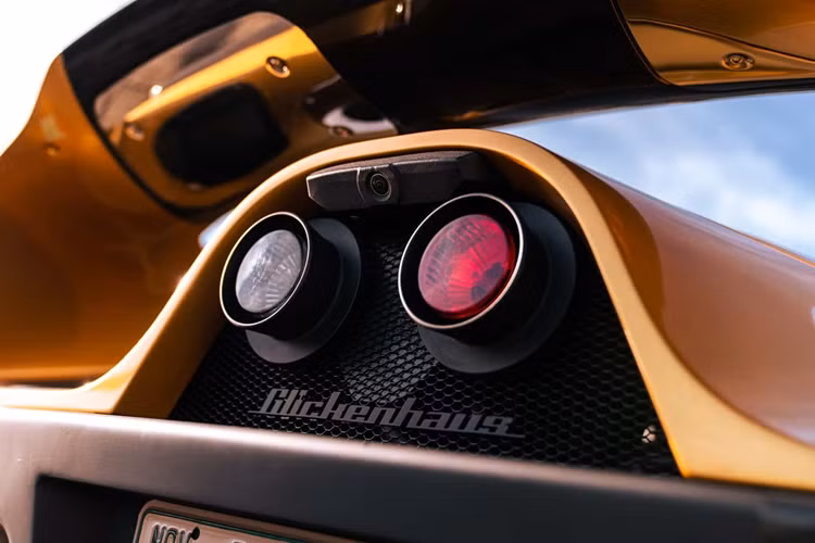 Hệ thống nâng hệ thống treo trước là tiêu chuẩn trên phiên bản cao cấp hơn cùng với các thiết bị tùy chọn khác có sẵn trên 004S.