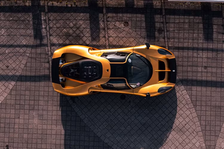 Mặc dù 004S rất mạnh mẽ, nhưng xe có một số tiện nghi như kiểm soát khí hậu, ghế chỉnh điện 6 hướng (Bản 004CS có ghế chỉnh điện 4 hướng) và kết nối Apple CarPlay và Android Auto.