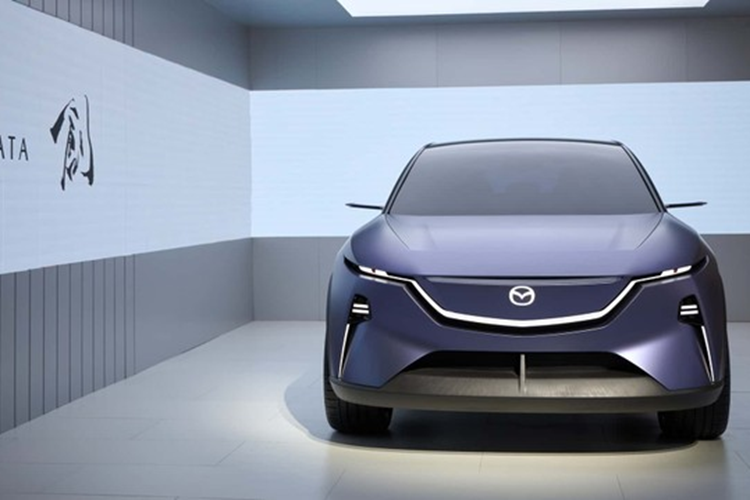 Hiện thông tin cụ thể về Mazda CX-6e 2026 chạy điện vẫn chưa được hé lộ nhưng Giám đốc điều hành Mazda Bắc Mỹ - Tom Donnelly từng tiết lộ rằng hãng sẽ ra mắt một mẫu xe điện mới vào năm 2025. Điều này càng củng cố thêm niềm tin về mẫu SUV điện CX-6e hoàn toàn mới sẽ sớm xuất hiện trong tương lai.
