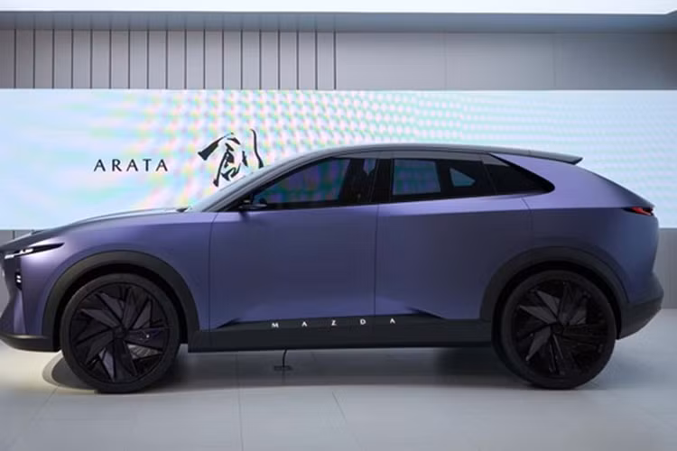 Ngoài ra, nhiều nguồn tin cho rằng, CX-6e có thể là phiên bản thương mại của mẫu concept Arata từng được giới thiệu tại Triển lãm Ô tô Bắc Kinh 2024. Mẫu xe này có kích thước lớn hơn CX-5 và là sản phẩm hợp tác giữa Mazda và Changan Automobile của Trung Quốc.