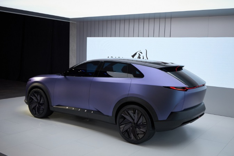 Trước đó, có nhiều đồn đoán cho rằng hãng xe Nhật đang rục rịch phát triển Mazda CX-5 thế hệ mới, dự kiến xe sẽ ra mắt vào năm 2026. Phiên bản mới này sẽ được bổ sung hệ truyền động hybrid và bỏ động cơ dầu. Và hơn hết, tên gọi của xe vẫn giữ nguyên là CX-5.