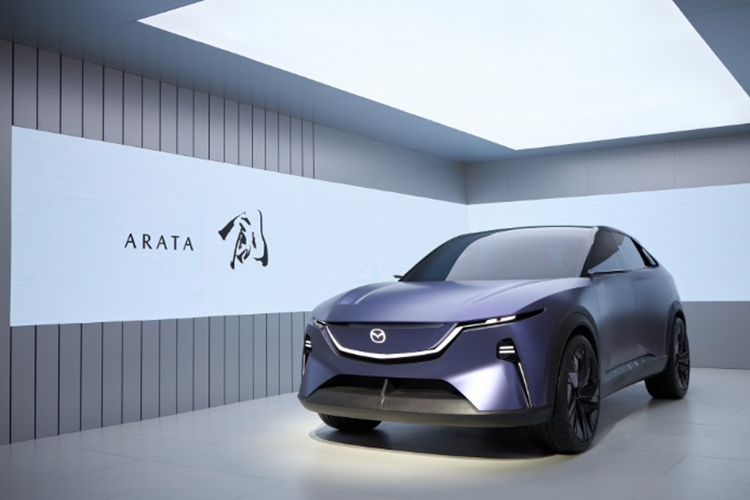 Dựa vào cách đặt tên Mazda CX-6e hoàn toàn mới nhiều người cho rằng, ký tự “e” ám chỉ đây chính là một mẫu xe điện. Cùng với đó, con số "6" cho thấy mẫu xe này có thể sẽ được định vị cao hơn so với CX-5 và khả năng cao đây là một mẫu SUV hoàn toàn mới chứ không phải là bản nâng cấp của một mẫu xe nào đó trong dải sản phẩm hiện có.