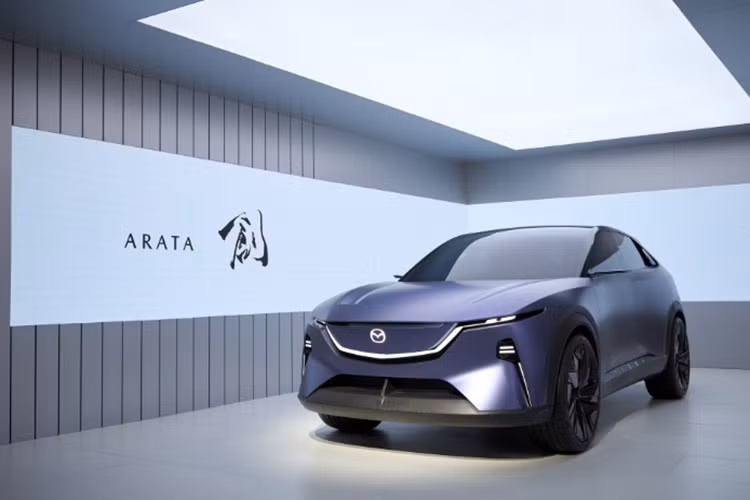 Dựa vào cách đặt tên Mazda CX-6e hoàn toàn mới nhiều người cho rằng, ký tự “e” ám chỉ đây chính là một mẫu xe điện. Cùng với đó, con số "6" cho thấy mẫu xe này có thể sẽ được định vị cao hơn so với CX-5 và khả năng cao đây là một mẫu SUV hoàn toàn mới chứ không phải là bản nâng cấp của một mẫu xe nào đó trong dải sản phẩm hiện có.