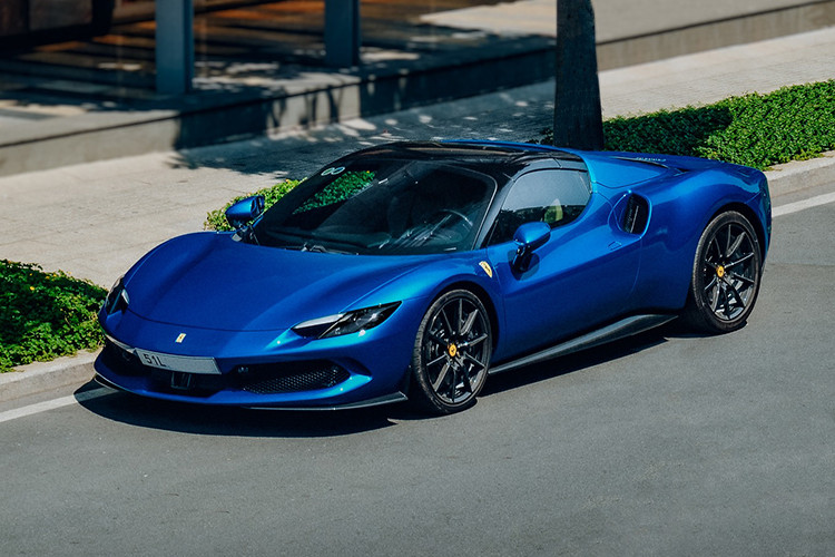 Hiện chưa vị đại gia ở TP HCM đã chi ra bao nhiêu tiền để sở hữu cũng như đăng ký biển chiếc siêu xe mui trần Ferrari 296 GTS. Chỉ biết rằng, đại lý chính hãng báo giá xe Ferrari 296 GTS từ hơn 23 tỷ đồng, tiền cọc mua xe là 2,5 tỷ đồng và thời gian chờ nhận giao xe tầm 18 tháng.