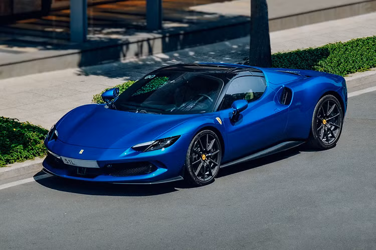 Hiện chưa vị đại gia ở TP HCM đã chi ra bao nhiêu tiền để sở hữu cũng như đăng ký biển chiếc siêu xe mui trần Ferrari 296 GTS. Chỉ biết rằng, đại lý chính hãng báo giá xe Ferrari 296 GTS từ hơn 23 tỷ đồng, tiền cọc mua xe là 2,5 tỷ đồng và thời gian chờ nhận giao xe tầm 18 tháng.