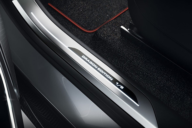 Overfinch đã dành gần 1 năm nghiên cứu để cho ra đời gói nâng cấp Dragon Edition này. Mức giá xe Range Rover Dragon Edition là 199.000 bảng Anh (tương đương 6 tỷ đồng).