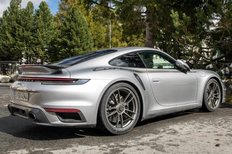 Với gói tùy chọn này, khoang cabin cũng có nhiều chi tiết được bọc da cùng các điểm nhấn kẻ sọc và biểu tượng Porsche trên mui xe và vô lăng. “Trái tim” của Porsche 911 Turbo 50 Years vẫn là động cơ boxer 3.7L tăng áp kép cho công suất 641 mã lực và mô-men xoắn cực đại 800Nm.