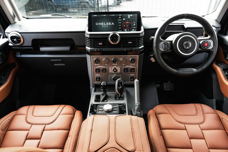 Afzal Kahn, Giám đốc điều hành của Kahn Group cho biết: “Sự kết hợp lý tưởng giữa khả năng địa hình và vẻ ngoài cổ điển đem đến một diện mạo mới khác biệt cho mẫu SUV địa hình Grenadier.