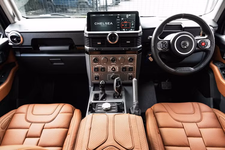 Afzal Kahn, Giám đốc điều hành của Kahn Group cho biết: “Sự kết hợp lý tưởng giữa khả năng địa hình và vẻ ngoài cổ điển đem đến một diện mạo mới khác biệt cho mẫu SUV địa hình Grenadier.