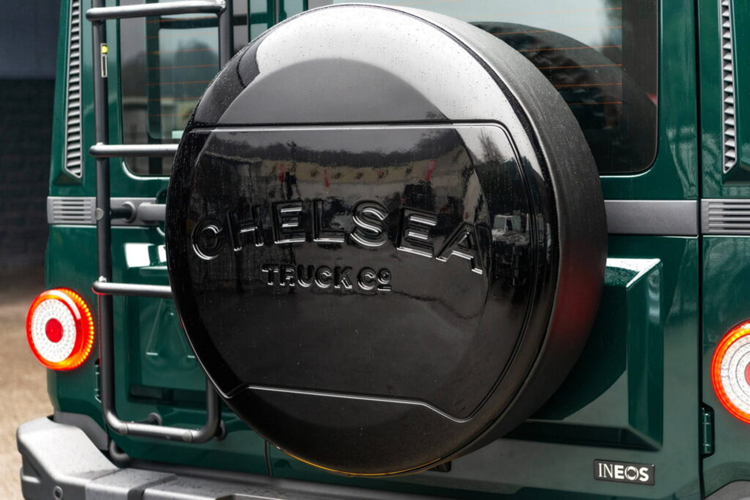 Chiếc Ineos Grenadier màu xanh lá cây, được trang bị động cơ diesel 6 xi-lanh 3.0 lít có nguồn gốc từ BMW. Mức giá xe Ineos Grenadier 2024 là 73.999 bảng Anh (Khoảng 92.300 USD).