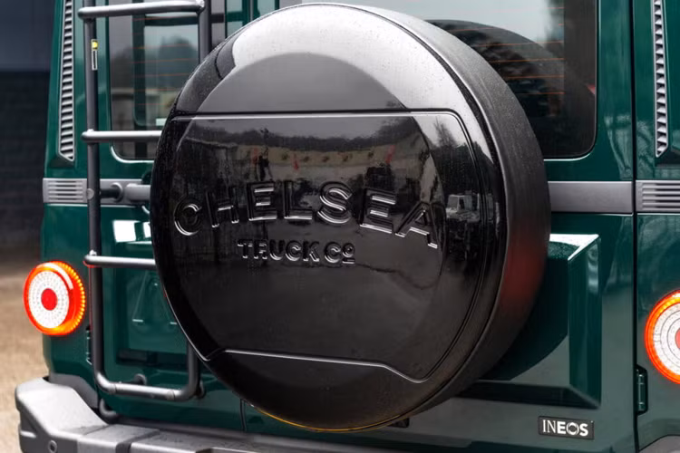 Chiếc Ineos Grenadier màu xanh lá cây, được trang bị động cơ diesel 6 xi-lanh 3.0 lít có nguồn gốc từ BMW. Mức giá xe Ineos Grenadier 2024 là 73.999 bảng Anh (Khoảng 92.300 USD).