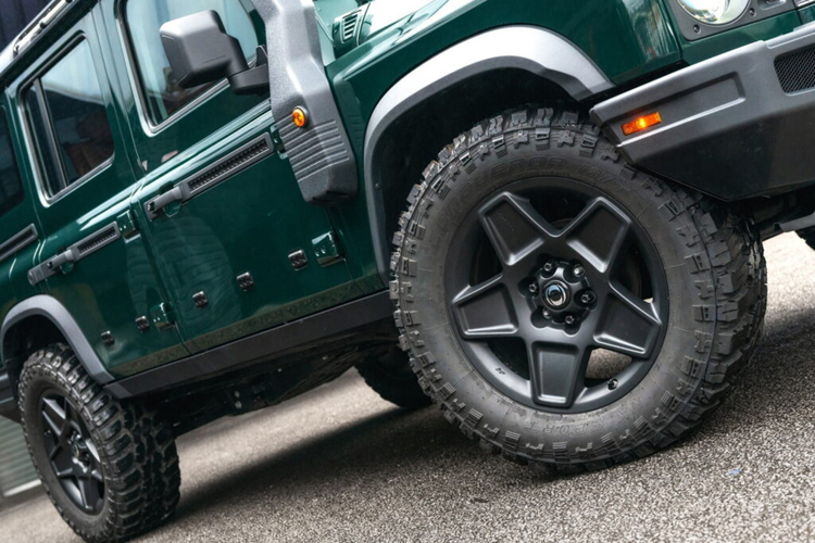 Xe cũng được nâng cấp thêm với vỏ bánh xe dự phòng ở phía sau màu đen bóng và vòm bánh xe được sửa đổi để có thể lắp bánh xe có kích thước lớn hơn. Những mẫu xe này còn có thể được trang bị phần lưới tản nhiệt phía trước lấy cảm hứng từ những chiếc xe đua Dakar và phần chắn bùn được thiết kế mở rộng hơn.