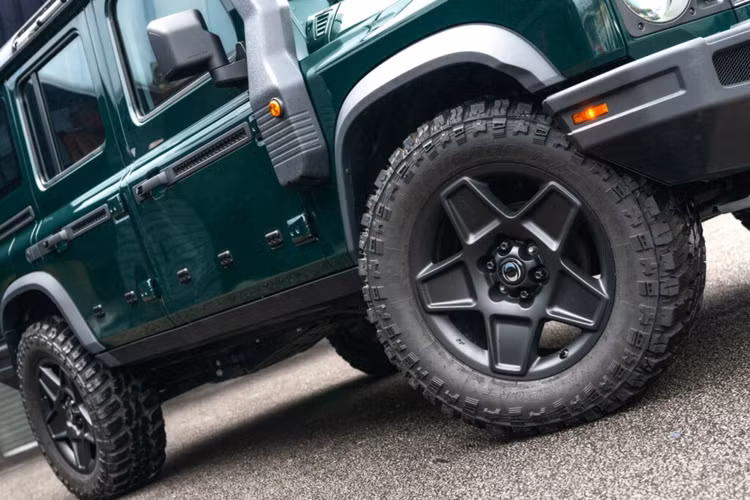 Xe cũng được nâng cấp thêm với vỏ bánh xe dự phòng ở phía sau màu đen bóng và vòm bánh xe được sửa đổi để có thể lắp bánh xe có kích thước lớn hơn. Những mẫu xe này còn có thể được trang bị phần lưới tản nhiệt phía trước lấy cảm hứng từ những chiếc xe đua Dakar và phần chắn bùn được thiết kế mở rộng hơn.