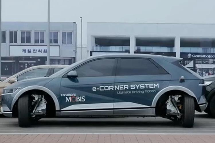 Điểm nhấn còn lại của Hyundai Mobion là 2 cảm biến LiDAR phạm vi gần được đặt gần đèn pha. Trong khi đó, trên đầu xe có thêm 1 cảm biến LiDAR khác với phạm vi lớn. Hyundai Mobis cho biết những cảm biến này đóng vai trò quan trọng trong việc phát hiện chuyển động ngang và những vật thể gần, đặc biệt khi xe chuyển làn đường.