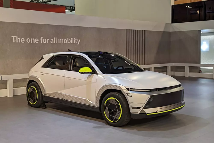 Không nằm ngoài dự đoán, mẫu xe concept này quả thực được phát triển dựa trên SUV Hyundai Ioniq 5 chạy điện. Tuy nhiên, theo Hyundai, Mobion không có mối liên hệ gì với mẫu ôtô điện Ioniq 5 đang bán trên thị trường hay dòng sản phẩm tương lai của hãng.