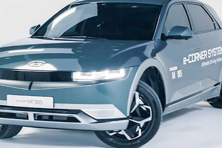 Chưa hết, Hyundai Mobion hoàn toàn mới còn được bổ sung cản trước/sau khác biệt so với Ioniq 5 đang bán trên thị trường và trang bị hệ thống đèn mới. Hệ thống đèn này sẽ được dùng để truyền tải thông điệp cho người đi bộ và những tài xế khác.