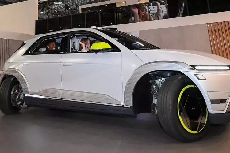 Thay vào đó, Mobion chỉ được ra đời nhằm trình diễn công nghệ của chi nhánh Mobis. Điểm nhấn của Hyundai Mobion nằm ở hệ thống e-Corner do chi nhánh Mobis phát triển.