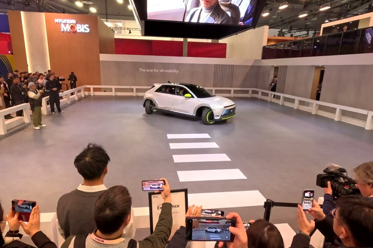 Với tính năng Pivot Turn, 2 bánh trước sẽ giữ nguyên và 2 bánh sau xoay 90 độ. Với tính năng này, xe có thể xoay tròn như một chiếc compa. Với tính năng Zero Turn, bánh xe sẽ xoay một góc 45 độ và bánh trước ngược hướng với bánh sau. Tính năng này cho phép xe xoay 360 độ tại chỗ.