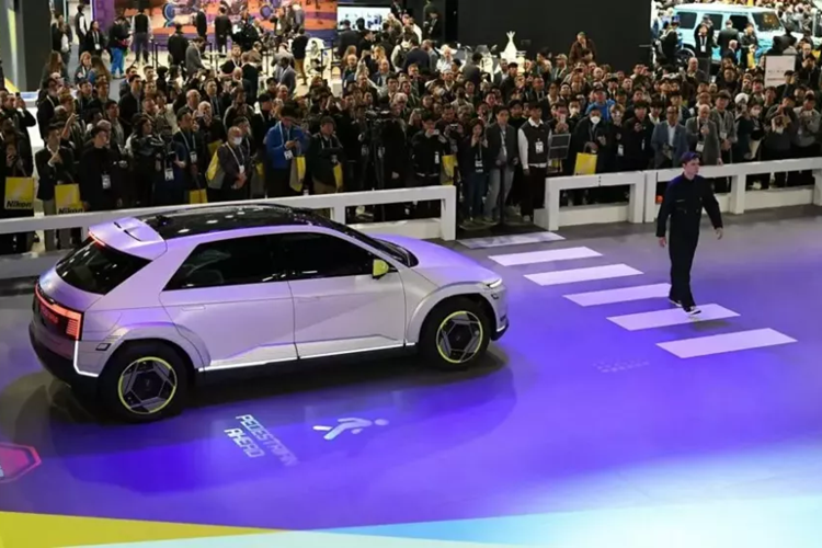 Nhờ công nghệ này, 4 bánh xe của Hyundai Mobion có thể hoạt động độc lập với nhau. Cụ thể, e-Corner sẽ mang đến 3 tính năng, bao gồm Zero Turn, Pivot Turn và Diagonal Driving, cho xe. Trong đó, Diagonal Driving cho phép bánh xe xoay tối đa 90 độ. Khi đó, 4 bánh có thể ở vị trí vuông góc với thân xe và giúp xe đi ngang như cua bò.