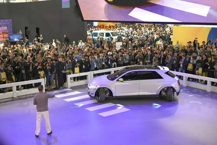 Công nghệ e-Corner này đã từng được hãng Hyundai giới thiệu trên chiếc Ioniq 5 nguyên mẫu vào hồi tháng 1/2023. e-Corner sẽ kết hợp mô-tơ điện với các chức năng của hệ thống lái, hệ thống phanh và hệ thống treo trên xe.