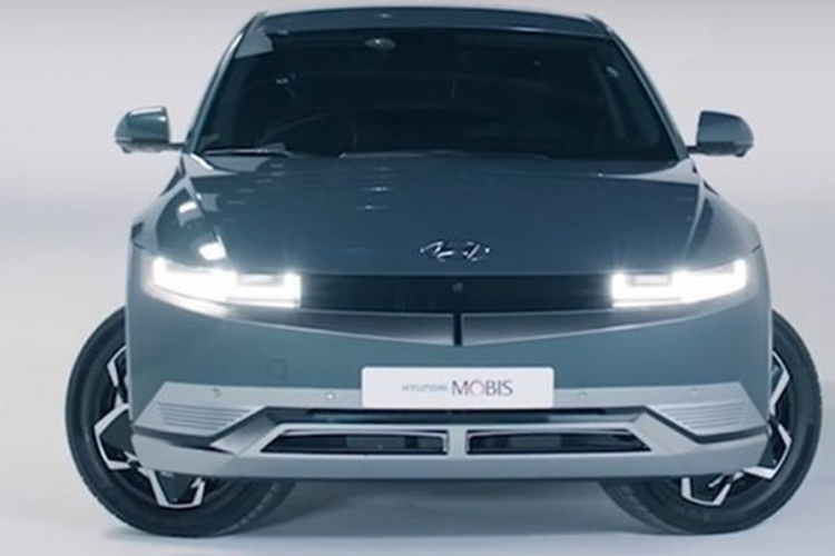 Ví dụ, đèn sau có thể cảnh báo cho tài xế khác về sự xuất hiện của người đi bộ ở vạch kẻ sang đường. Bên cạnh đó là hệ thống đèn chiếu mới, có thể chiếu sáng hướng đi của xe lên mặt đường hoặc chiếu vạch kẻ đường để hỗ trợ người đi bộ.