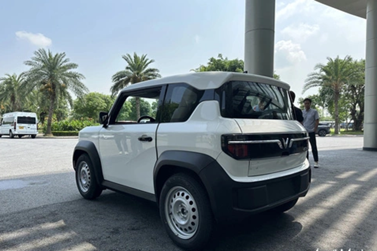 Hiện tại, giá bán xe điện VinFast VF3 là 235 triệu đồng cho bản thuê pin, và 315 triệu đồng (kèm pin), chưa bao gồm tùy chọn thêm như màu sắc, các phụ kiện chính hãng đi kèm.