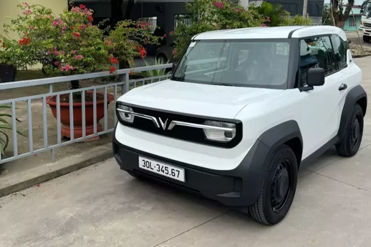 Với việc được sở hữu các biển số đẹp theo hình thức đấu giá, nhiều dân chơi đã cố gắng săn lùng các biển mình thích và chấp nhận chi 1 khoản tiền không nhỏ, để mang về biển tứ quý, ngũ quý hay sảnh rồng để đăng ký biển số đẹp cho các xe ôtô của mình và Vinfast VF3 hàng hot cũng không ngoại lệ.