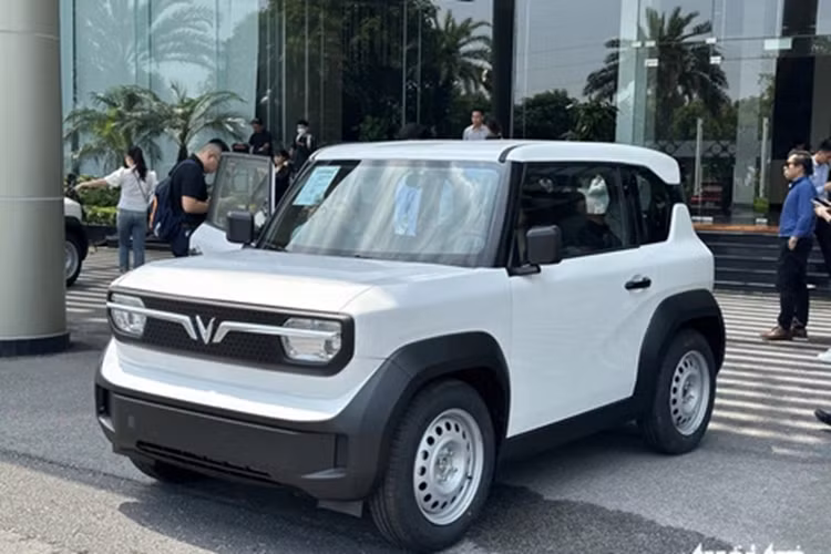 Xe điện VinFast VF3 sử dụng mô-tơ điện nằm trên cầu sau, cho công suất tối đa 43 mã lực và mô-men xoắn cực đại 110 Nm, giúp xe tăng tốc từ 0-50 km/h trong 5,3 giây.