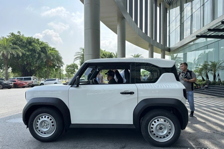 VinFast VF3 được trang bị pin lithium-ion với dung lượng khả dụng 18,64 kWh, mang đến phạm vi di chuyển 210 km sau mỗi lần sạc đầy theo tiêu chuẩn NEDC. Mẫu SUV cỡ nhỏ VinFast VF3 sẽ có thời gian sạc pin từ 10% lên 70% bằng sạc chậm là 5 giờ và bằng sạc nhanh là 36 phút, rất lý tưởng.