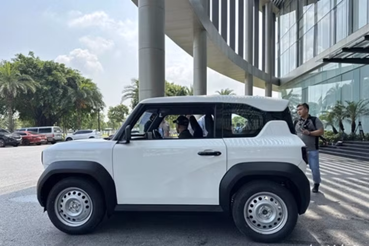 VinFast VF3 được trang bị pin lithium-ion với dung lượng khả dụng 18,64 kWh, mang đến phạm vi di chuyển 210 km sau mỗi lần sạc đầy theo tiêu chuẩn NEDC. Mẫu SUV cỡ nhỏ VinFast VF3 sẽ có thời gian sạc pin từ 10% lên 70% bằng sạc chậm là 5 giờ và bằng sạc nhanh là 36 phút, rất lý tưởng.